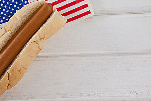 热狗,美国国旗,白色背景,木桌子,特写