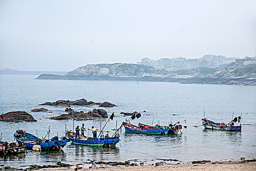 福建惠安崇武镇大岞半月湾里的渔船