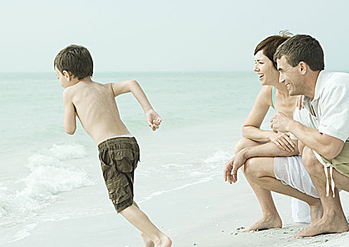 家庭,海滩,父母,看,儿子,跑,水