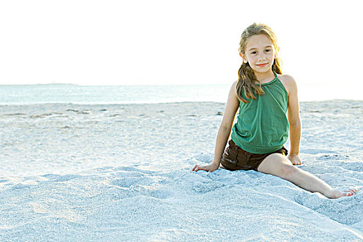小女孩,分开,海滩,看镜头,微笑