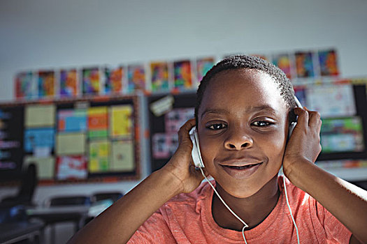 特写,男孩,头像,听,音乐,耳机,教室