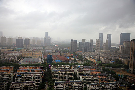 山东省日照市,港城遭倾盆暴雨侵袭,气象部门提醒市民减少外出