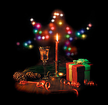 蜡烛,礼物,圣诞灯光,带,松果,葡萄酒杯
