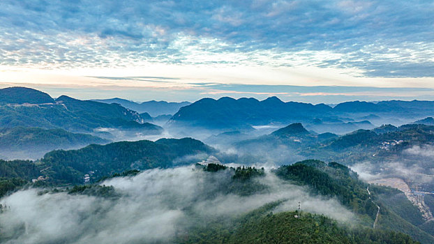 重庆酉阳,秋后山岚扮靓乡村