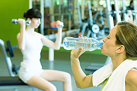 两个女人,力量健身房,聚焦,女人,前景,水瓶,水