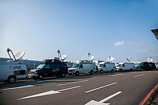 台湾桃园国际机场航站楼旁停放的一排电视转播汽车