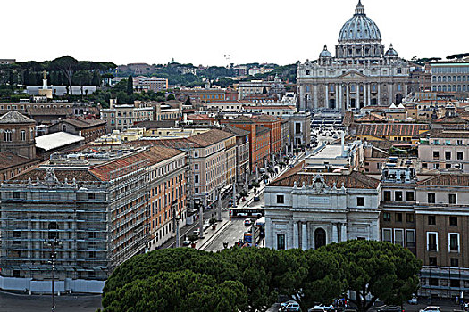 从意大利罗马圣天使城堡露台上眺望圣彼得大教堂