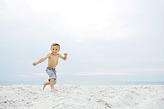 小男孩,跑,海滩,看镜头,微笑