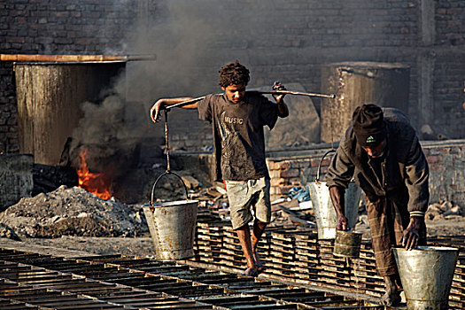 孩子,劳工,桶,满,胶,制造,皮革,垃圾,制革厂,工厂,区域,达卡,城市,孟加拉,十二月,2007年
