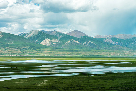 中国西藏蓝天白云下的草原湖泊山脉风光