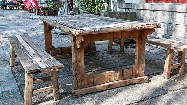 济南百花洲街头陈旧的实木桌凳