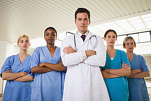 医生,医护人员,双臂交叉,医院,走廊