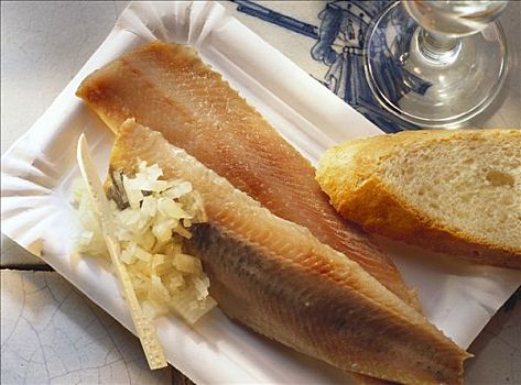 两个,青鱼,洋葱,面包,纸餐盘
