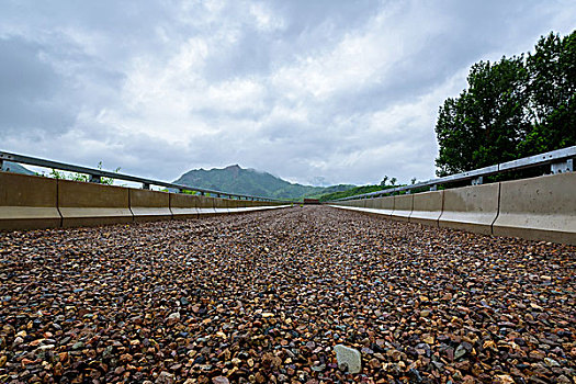 山间公路穿行于云雾之中