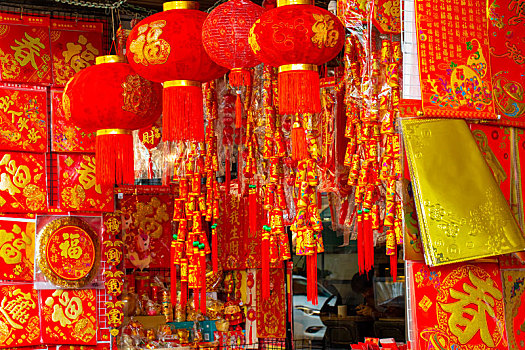 贩售中国春节传统饰品的摊贩