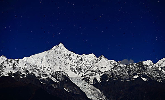 星夜中的梅里雪山