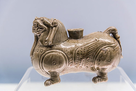上海博物馆的西晋黄釉狮形辟邪