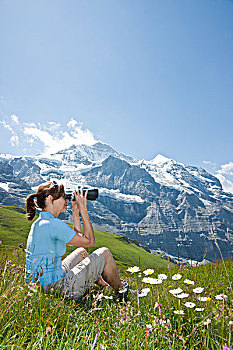 坐,女人,山腰,双筒望远镜,伯恩高地,瑞士