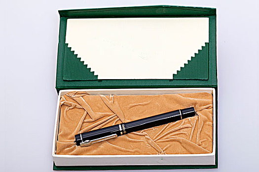 一支盒装的新钢笔