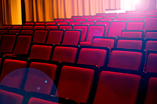 剧院或电影院里的观众席,聚光灯划过空的座位