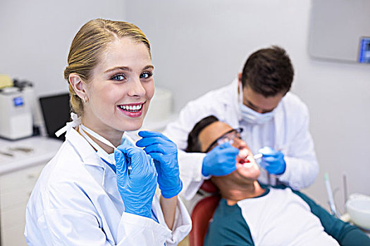 头像,微笑,牙医,站立,同事,检查,病人,背景,拿着,牙科工具,诊所