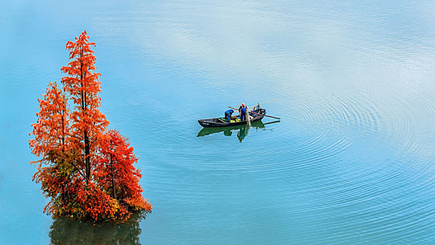 秋天早晨长潭湖面上的小船