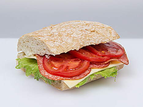 大,三明治,意大利腊肠,奶酪,西红柿,沙拉叶,意大利拖鞋面包,面包,灰色,桌子