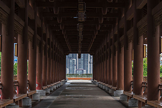 风雨桥内部景观