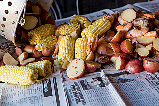 低,煮沸,虾,玉米,香肠,土豆,添加,报纸