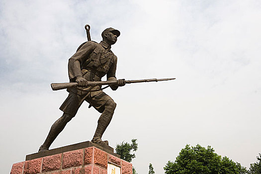 雕塑抗日战士