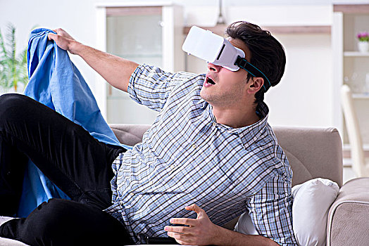 男人,看,虚拟现实,眼镜,在家