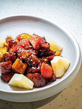 餐盘里的草莓菠萝黑醋汁猪肉