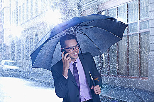 高兴,商务人士,交谈,手机,伞,下雨,街道