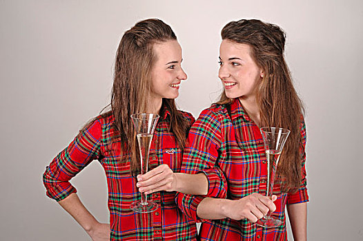 双胞胎,姐妹,喝,香槟酒杯