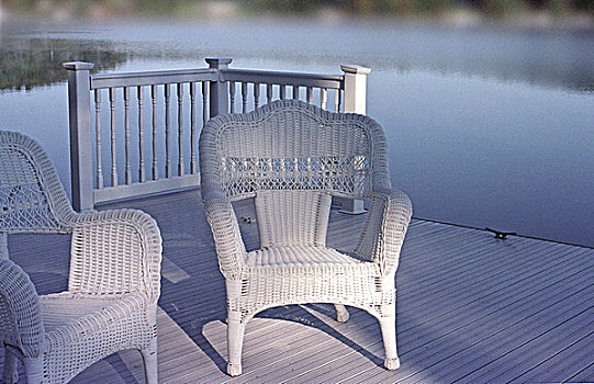 宁和,展示,两个,空,白色,藤条,椅子,码头,湖