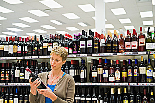 女人,读,标签,葡萄酒瓶
