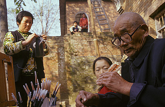 河南平顶山郏县做笔老人郭富生销售他自己制作的毛笔