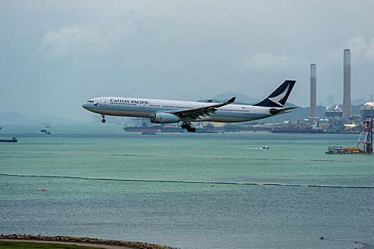 一架国泰航空的飞机正降落在香港国际机场