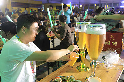 山东省日照市,啤酒嘉年华火热开场,游客畅饮青岛啤酒
