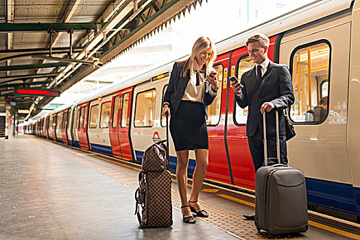 商务人士,职业女性,发短信,站台,地铁站,伦敦,英国