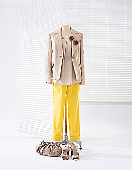 绸缎,衬衫,皮夹克,黄色,牛仔裤,衣服,站立