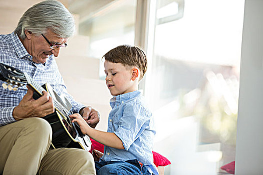 爷爷,教育,孙子,演奏,吉他,客厅