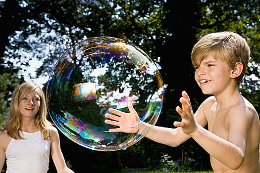 两个孩子,尝试,抓住,气泡