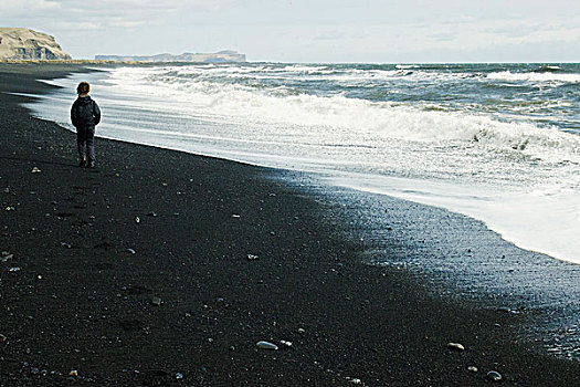 男孩,走,海滩,看,地平线,冰岛