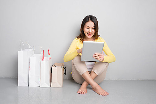 年轻,亚洲女性,网上购物,在家,坐,排,购物袋