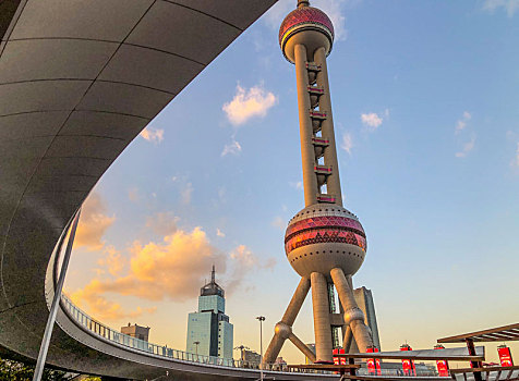 上海陆家嘴街心花坛环岛人行天桥和东方明珠电视塔