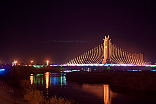 呼伦贝尔市区马头琴大桥夜景