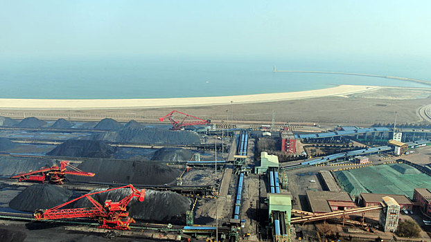 山东省日照市,航拍一望无际的港口煤海,高大的煤炭堆取料机繁忙有序