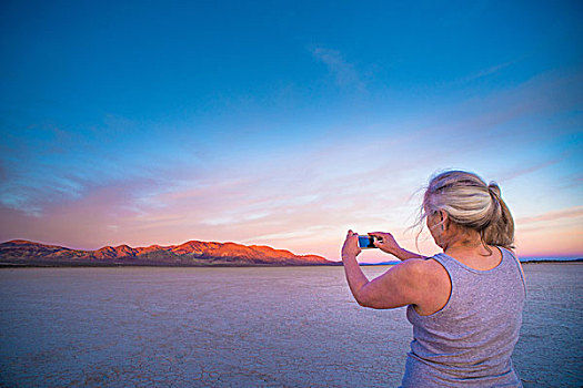 女人,智能手机,摄影,盐滩,远景,山,日落,加利福尼亚,美国