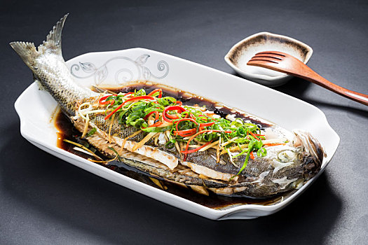 中式菜肴清蒸鲈鱼